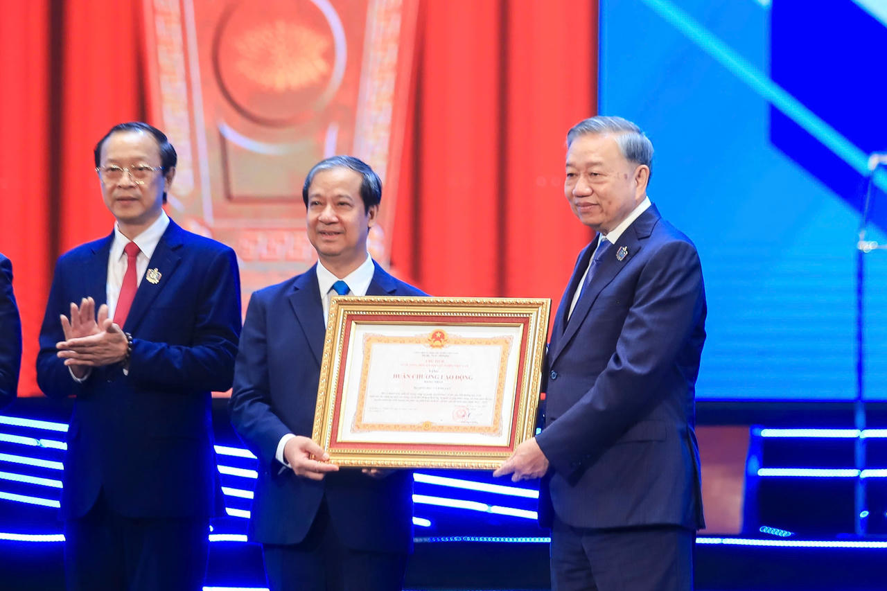 Bộ trưởng Bộ Giáo dục và Đào tạo Nguyễn Kim Sơn  thay mặt bộ ngành giáo dục đón nhận Huân chương Lao động hạng Nhất cho Bộ Giáo dục và Đào tạo do Tổng Bí thư Tô Lâm trao.