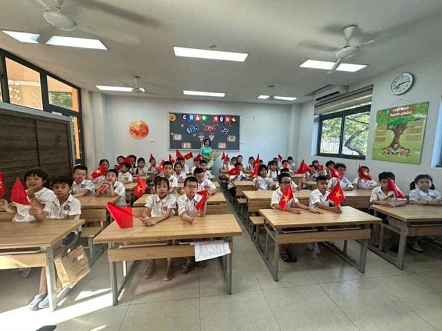 Học sinh lớp 2D Trường Tiểu học Chu Văn An A trong ngày khai giảng, rạng rỡ niềm vui bước vào năm học mới.