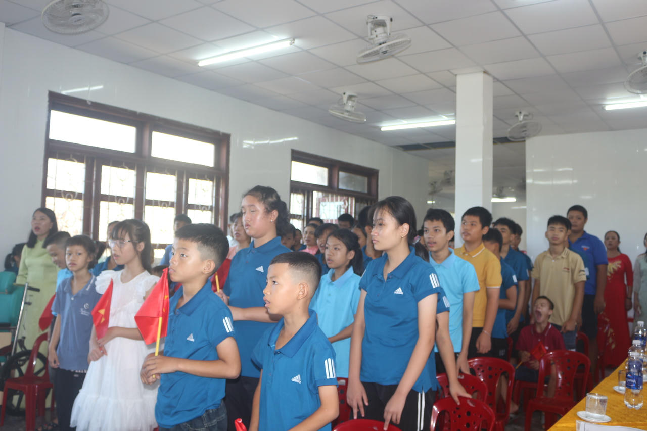 Lá cờ Tổ quốc tung bay cùng tiếng hát Quốc ca vang lên từ những trái tim đặc biệt.