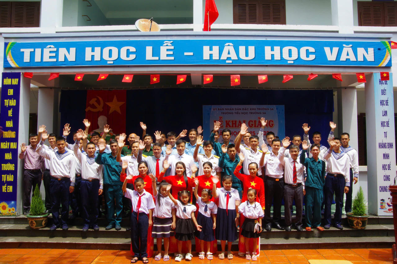 Cán bộ, chiến sĩ, nhân dân và các cháu trên đảo Trường Sa chào đón năm học mới.