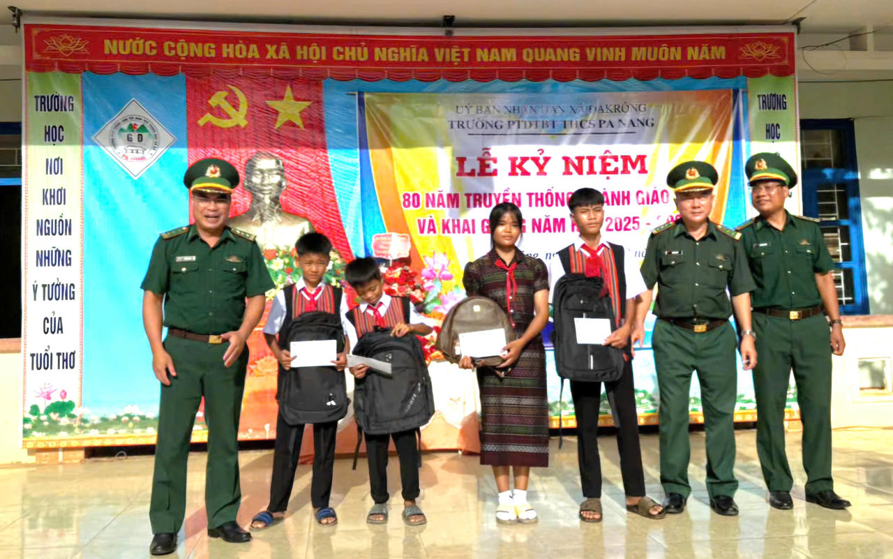 Đại diện lãnh đạo BĐBP tỉnh Quảng Trị tặng quà cho các cháu học sinh nhân dịp khai giảng năm học mới.