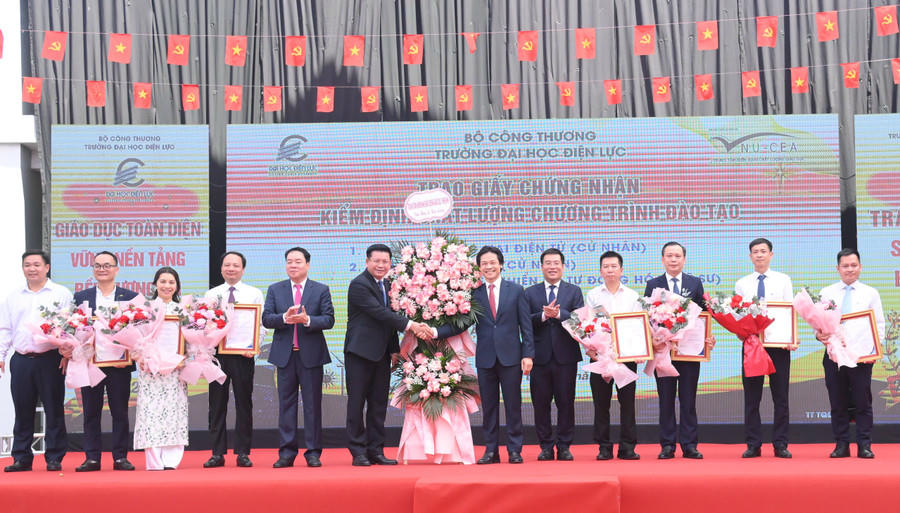 Công bố Quyết định cấp Giấy chứng nhận kiểm định chất lượng giáo dục cho 7 chương trình đào tạo.