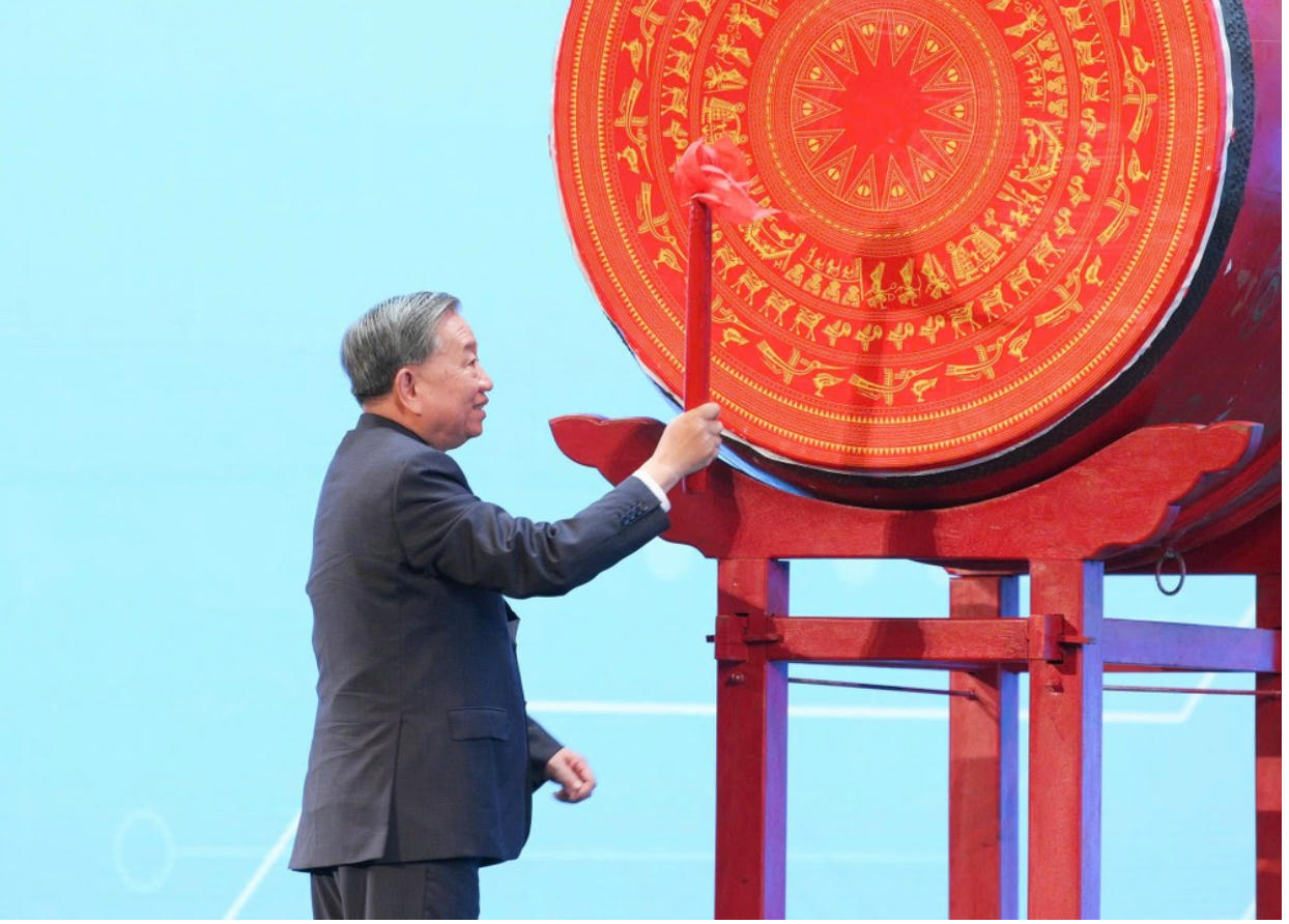 Tổng Bí thư Tô Lâm đánh trống khai giảng năm học 2025 - 2026 (ảnh Quang Phúc)