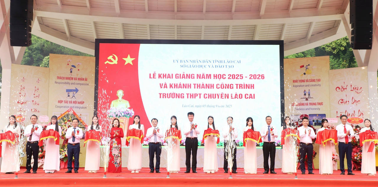 Các đại biểu cắt băng khánh thành công trình Trường THPT chuyên Lào Cai.
