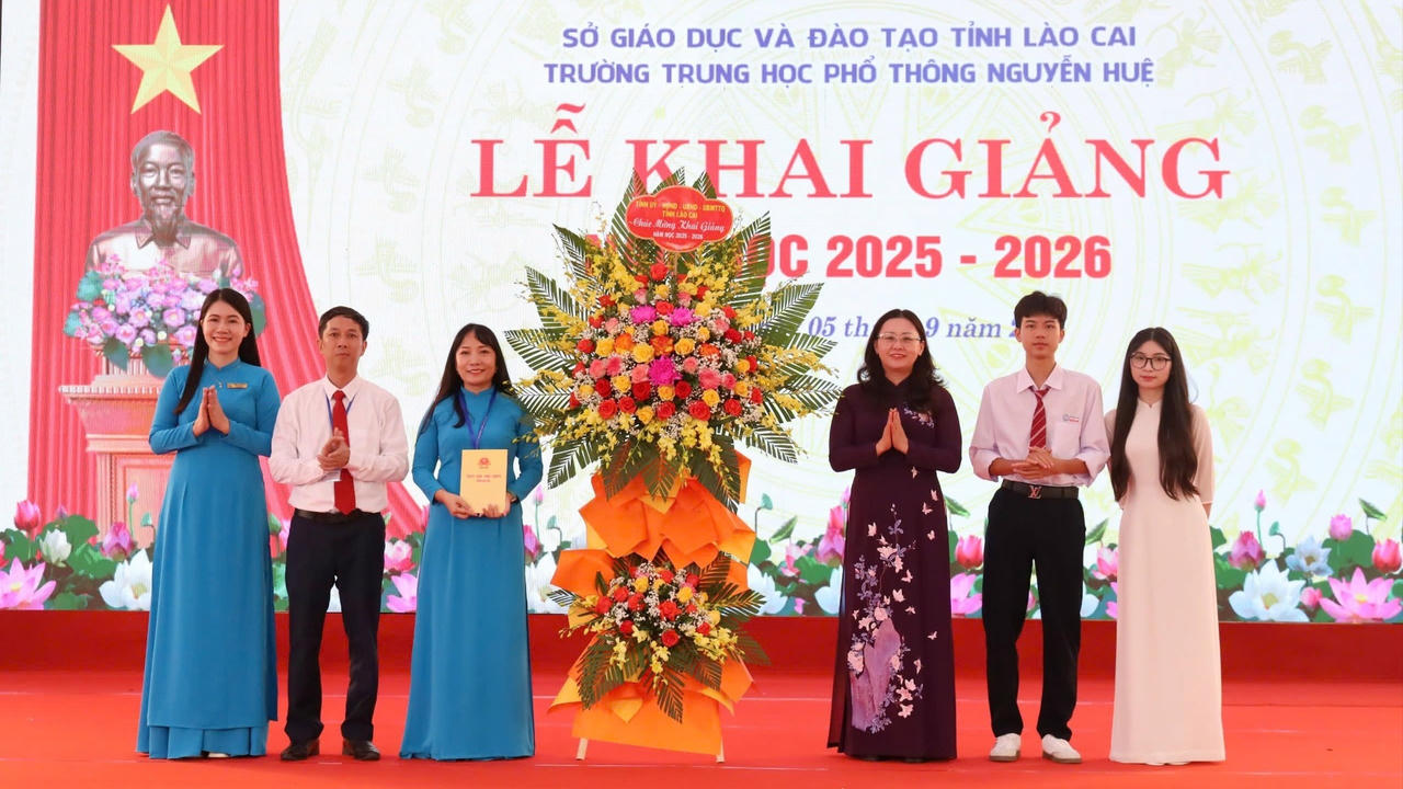 Phó Bí thư Tỉnh ủy Lào Cai Giàng Thị Dung tặng hoa chúc mừng nhà trường.