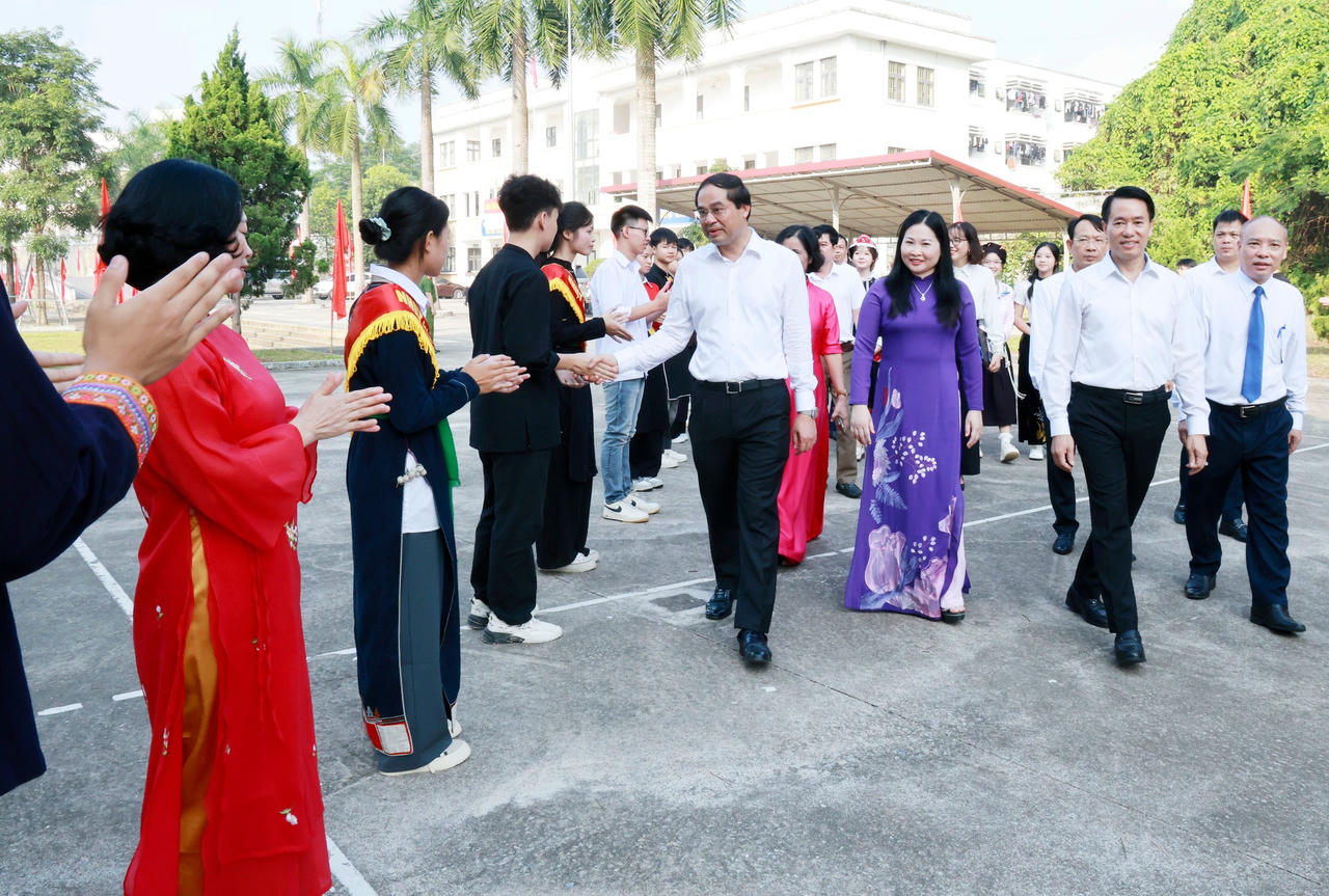 Bí thư Tỉnh ủy Lào Cai Trịnh Xuân Trường dự khai giảng tại Trường PTDT Nội trú THPT Yên Bái.