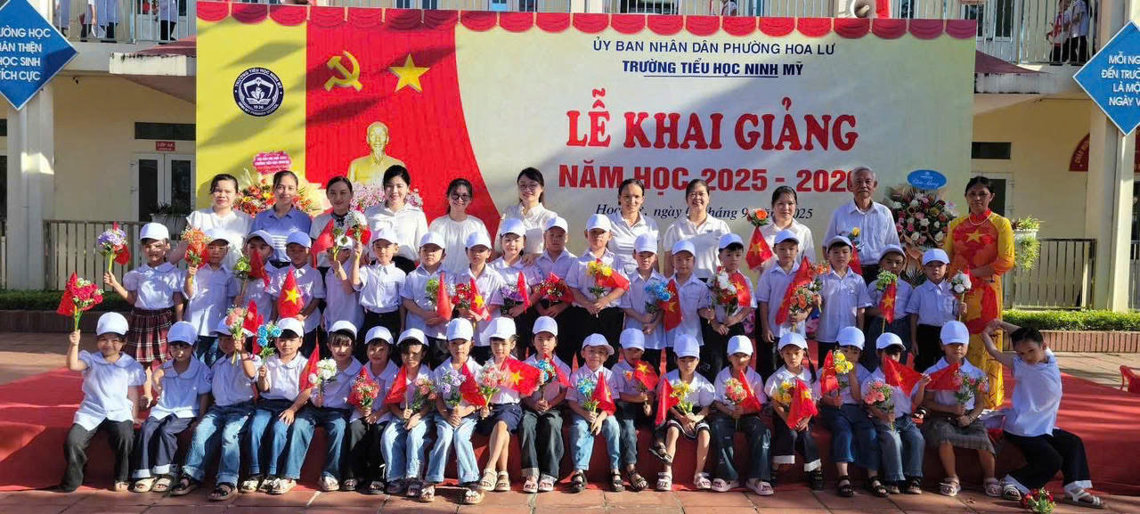 Con gái anh Tuấn Sang chụp ảnh lưu niệm cùng các bạn và thầy cô.