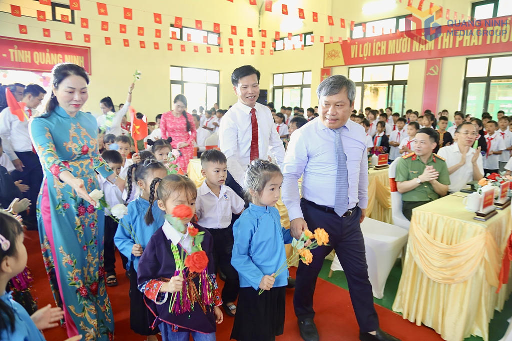 Bí thư Tỉnh ủy Vũ Đại Thắng,  cùng các thầy cô nhà trường đón các em học sinh vào lớp 1 Trường Tiểu học và THCS Hải Sơn.