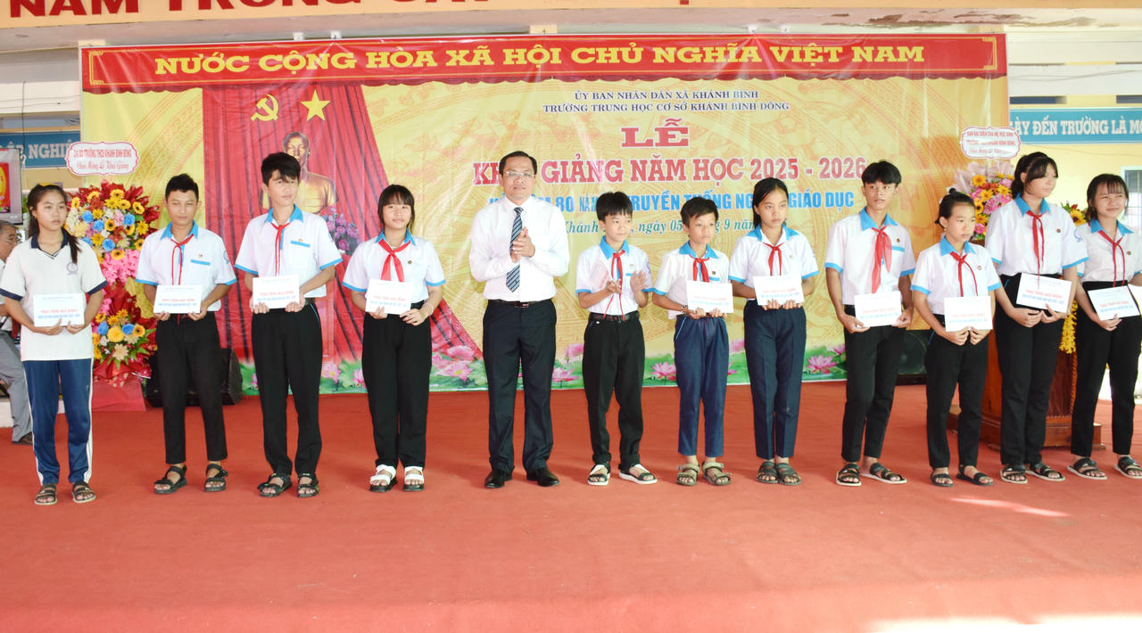 Ông Ngô Vũ Thăng – Phó Chủ tịch UBND tỉnh, trao học bổng cho các em học sinh Trường THCS Khánh Bình Đông (xã Khánh Bình) có hoàn cảnh khó khăn nhân dịp khai giảng năm học mới.