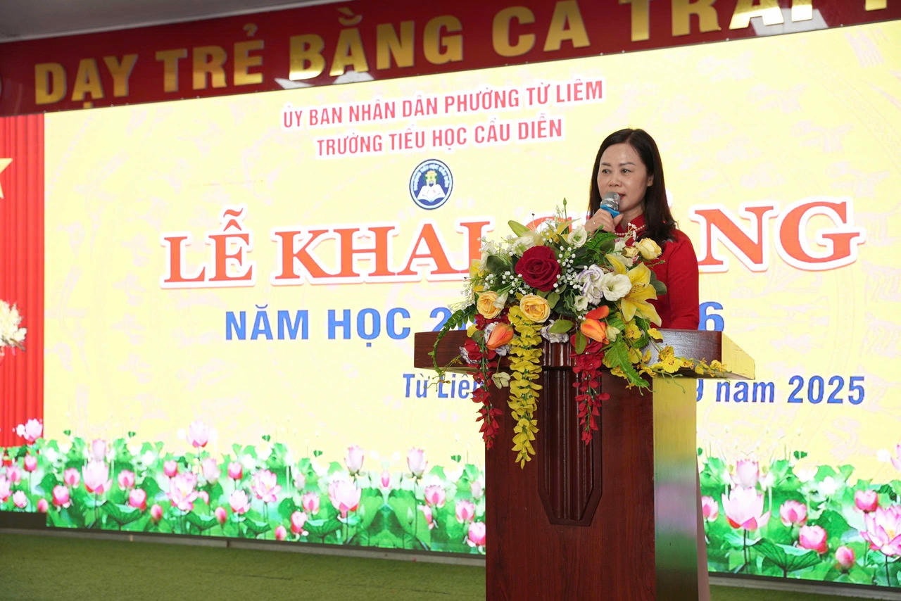  Cô Trần Thị Ngọc Oanh – Hiệu trưởng Trường Tiểu học Cầu Diễn phát biểu tại lễ khai giảng.