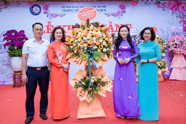 Bà Chử Phùng Lệ Giang – Trưởng phòng Văn hóa–Xã hội phường Tây Hồ và ông Nguyễn Hải Linh – Phó Trưởng phòng Kinh tế, Hạ tầng đô thị phường Tây Hồ chúc mừng nhà trường.