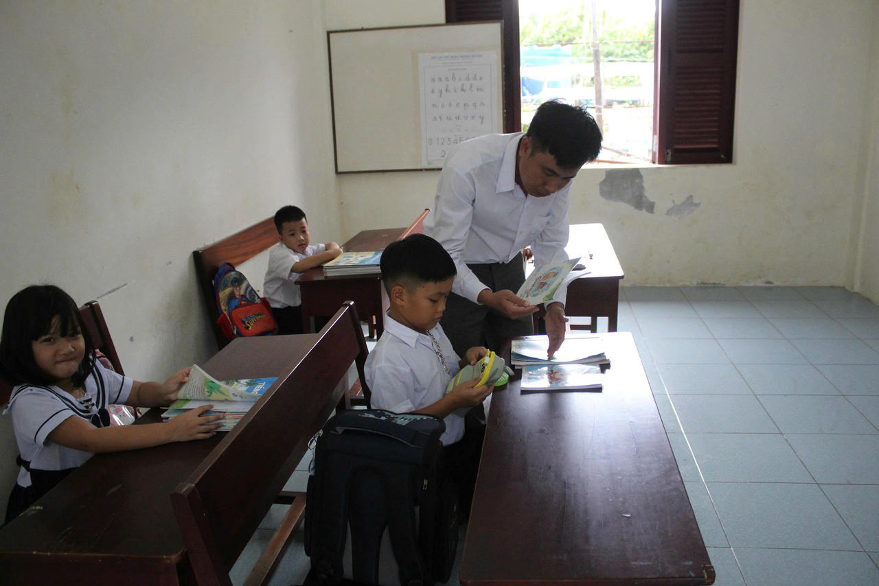 Các thầy chăm lo cho học trò đầu năm học.