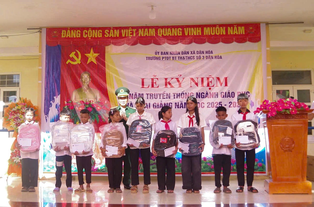 Đại tá Trịnh Thanh Bình, Chỉ huy trưởng BĐBP tỉnh, tặng quà cho các cháu học sinh nhân dịp khai giảng năm học mới.