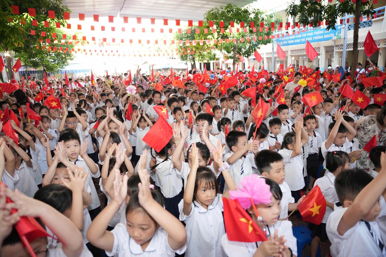 Rộn ràng khai giảng năm học mới tại các trường học ở Hà Nội