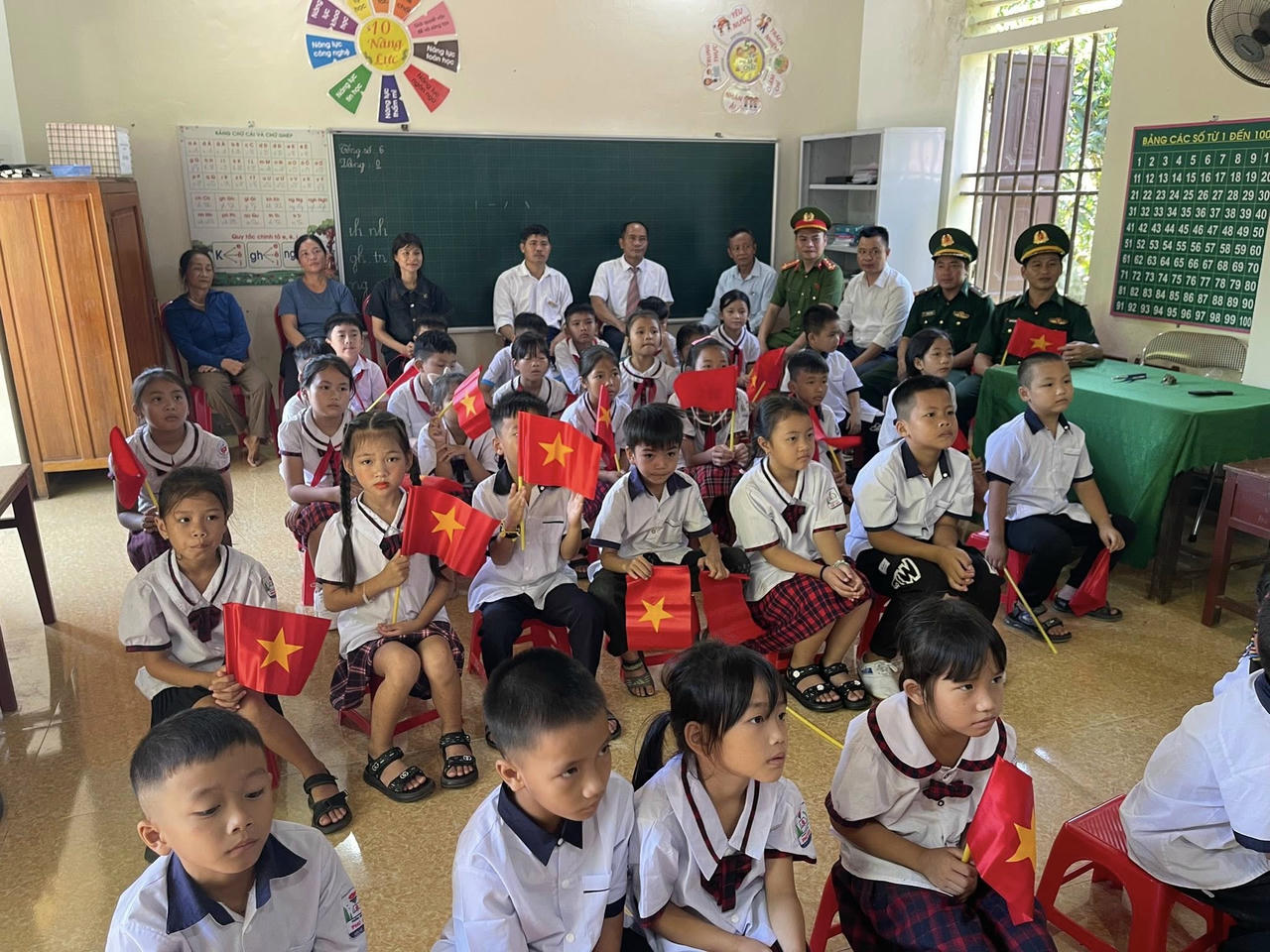  Điểm trường rất ít học sinh, việc duy trì sĩ số khiến các thầy cô giáo và cả chính quyền địa phương, cán bộ công an, bộ đội trở nên gần gũi và thân thiết với các em.