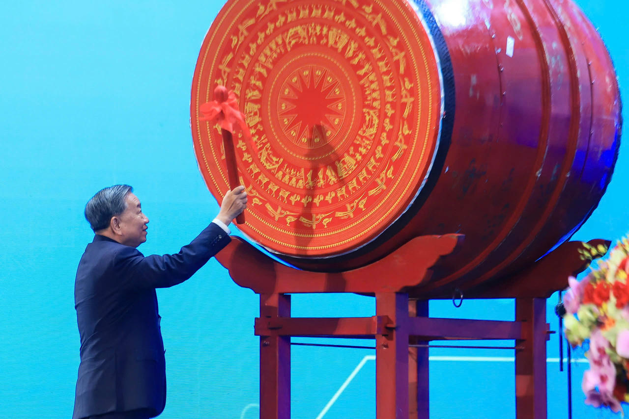 Tổng Bí thư Tô Lâm đánh trống khai giảng năm học mới.