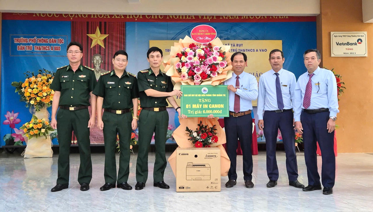 Đại tá Ngô Văn Dũng cùng cán bộ chiến sĩ, tặng quà cho Trường PTDTBT Tiểu học và THCS A Vao xã Tà Rụt.