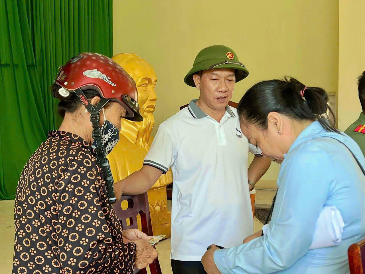 Chủ tịch UBND xã Hàm Kiệm Nguyễn Minh Thi thăm hỏi, tặng quà người dân dịp kỷ niệm 80 năm Quốc khánh.