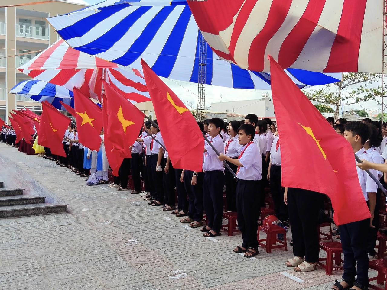 Các học sinh trang nghiêm thực hiện nghi thức chào cờ chào đón năm học mới.
