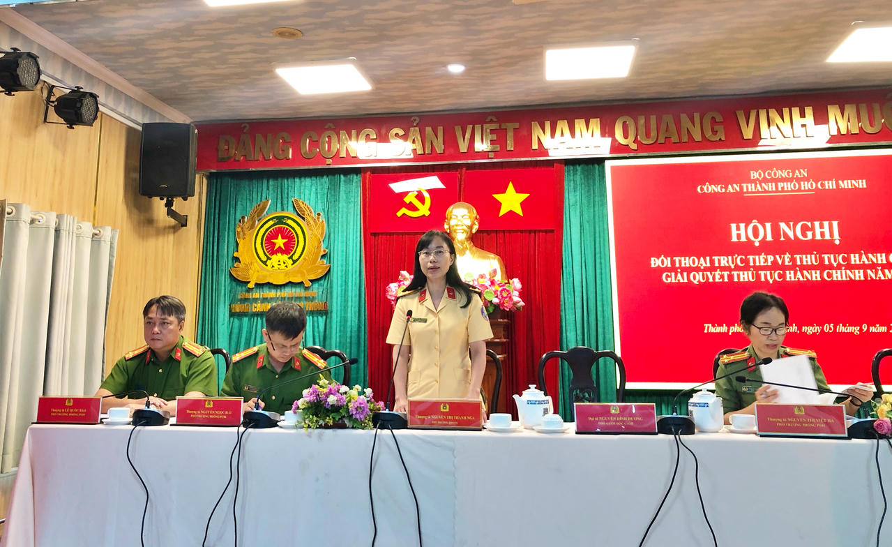 Thượng tá Nguyễn Thị Thanh Nga - Phó Trưởng phòng CSGT giải đáp thắc mắc tại buổi đối thoại.