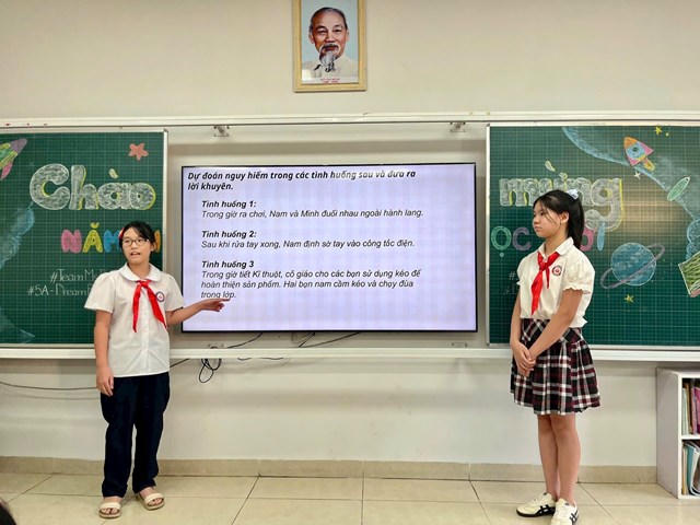 Học sinh thảo luận tình huống trong tiết học đầu tiên về phòng tránh tai nạn thương tích.