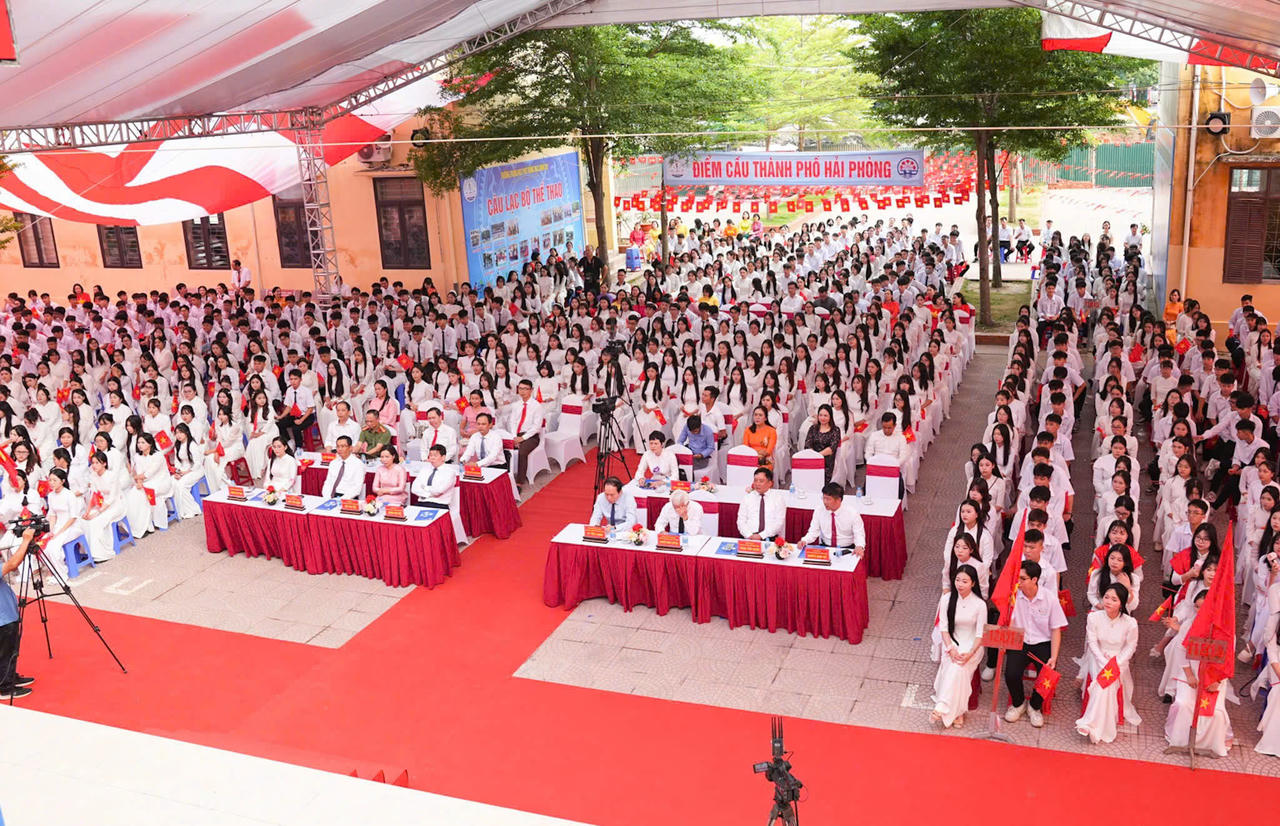 Rộn ràng tiếng trống trường khai giảng ở nhiều tỉnh, thành khu vực Duyên hải và Đồng bằng Bắc Bộ