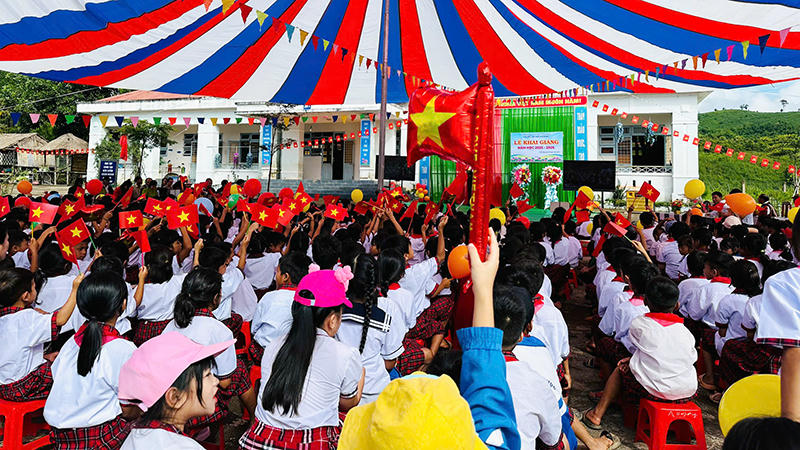 Một trường vùng cao ở Quảng Ngãi phát động nuôi heo đất gây quỹ giúp học sinh nghèo, mồ côi