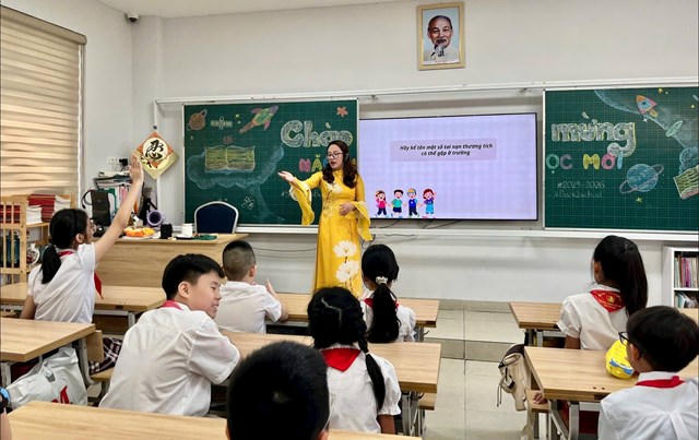 Giáo viên hướng dẫn học sinh nhận diện nguy cơ và cách phòng ngừa tai nạn thương tích.