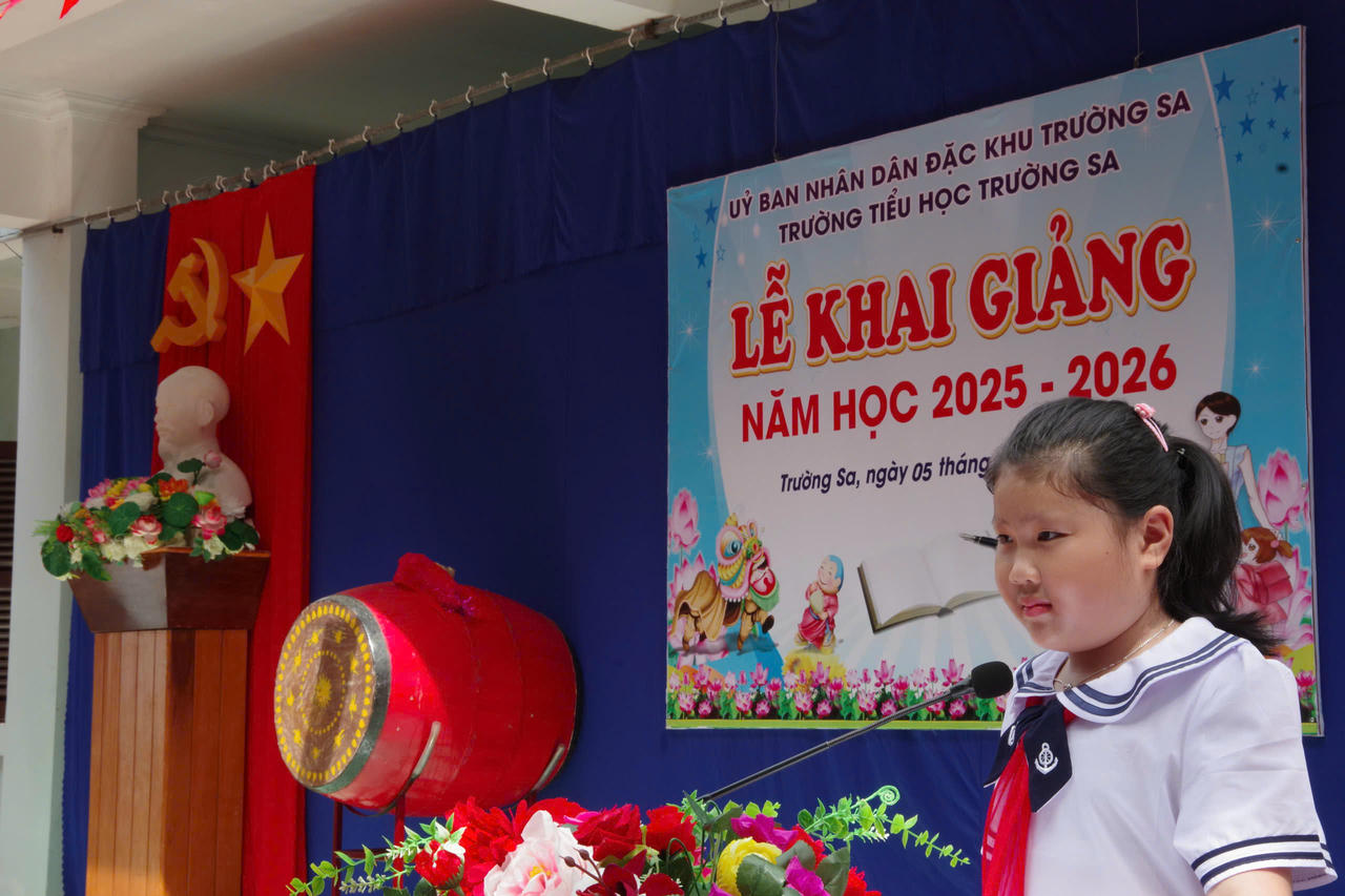 Đại diện học sinh Đặc khu Trường Sa phát biểu trong lễ khai giảng năm học mới.