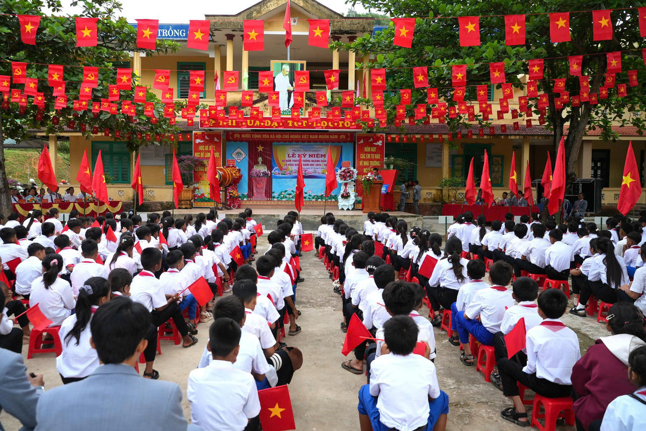 Không khí trang nghiêm trong lễ khai giảng.