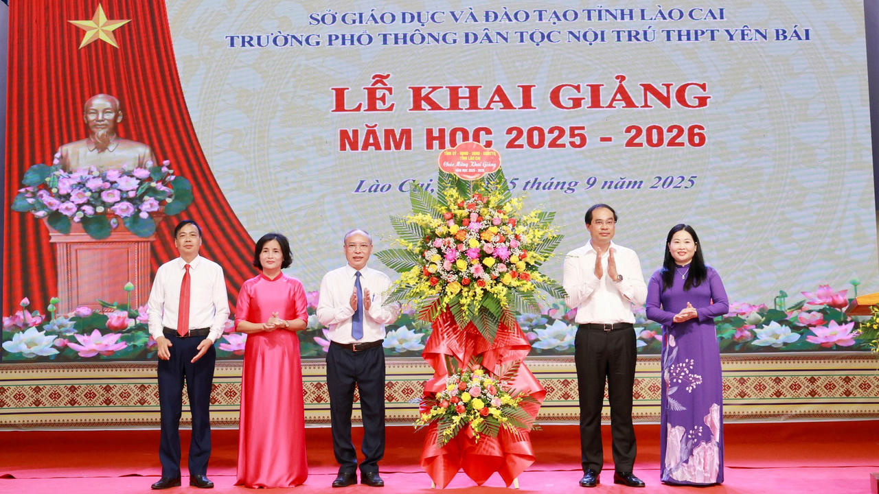 Bí thư Tỉnh ủy Lào Cai Trịnh Xuân Trường và Phó Chủ tịch UBND tỉnh Lào Cai Vũ Thị Hiền Hạnh tặng hoa chúc mừng nhà trường.