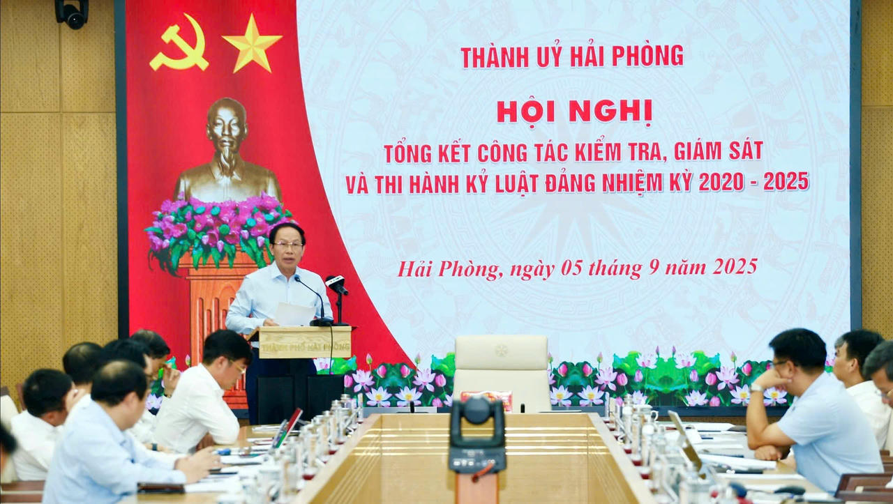 Uỷ viên Trung ương Đảng, Bí thư Thành ủy Lê Tiến Châu phát biểu tại hội nghị.