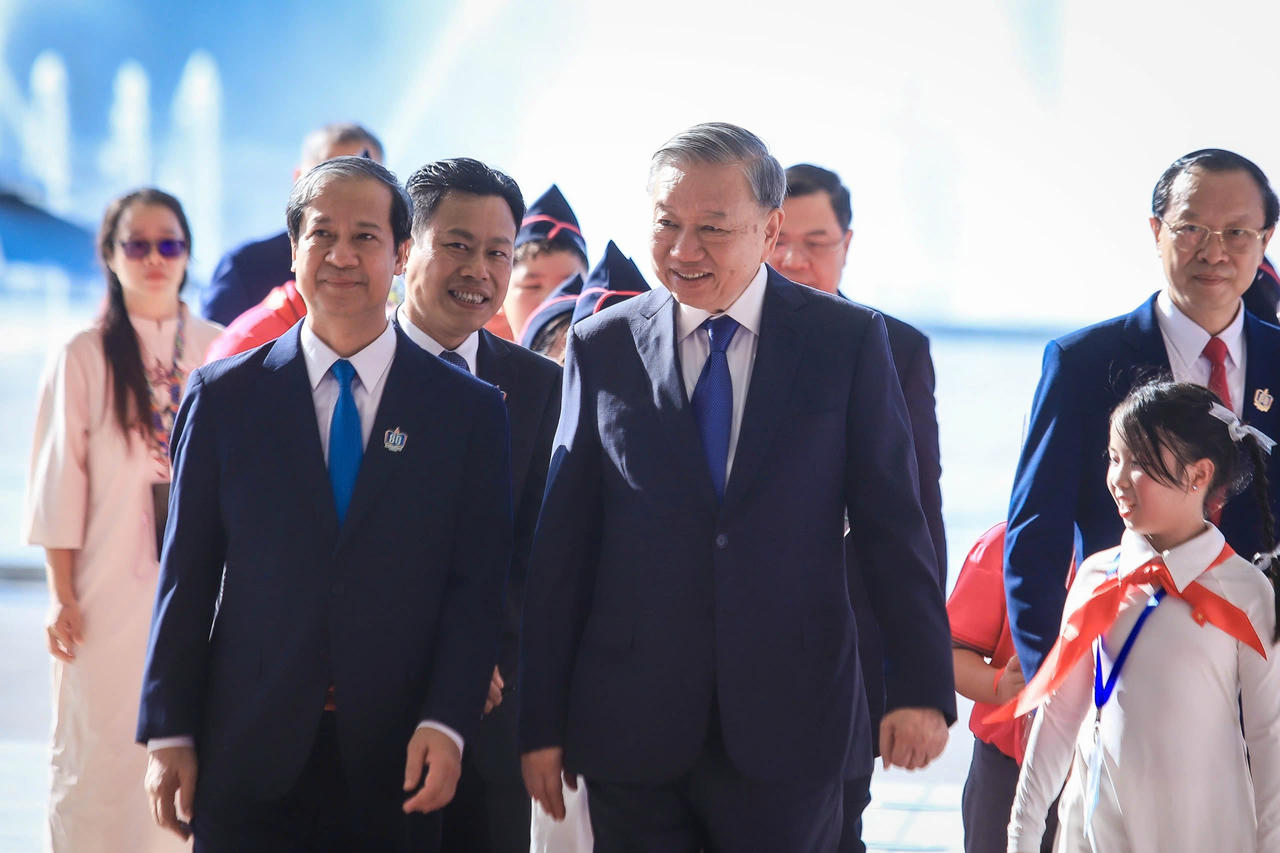 Bộ trưởng Bộ Giáo dục và Đào tạo -  Nguyễn Kim Sơn (bên trái) đang đón và đưa Tổng Bí thư Tô Lâm vào Lễ kỷ niệm 80 năm truyền thống ngành Giáo dục và khai giảng năm học 2025 – 2026 