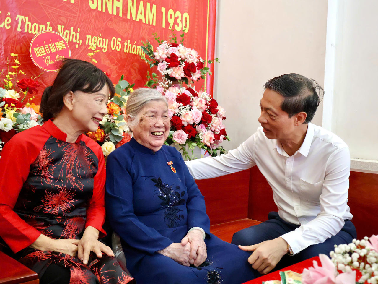 Phó Bí thư thường trực Thành ủy Hải Phòng Đỗ Mạnh Hiến trò chuyện, thăm hỏi sức khỏe đảng viên Nguyễn Thị Thành.
