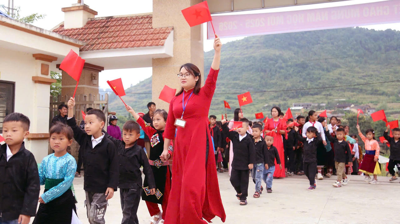 Đoàn công tác dự khai giảng và trao tặng quà tại truòng Phổ thông dân tọc bán trú Tiểu học Lũng Cú (Ảnh: Đ.Hải)