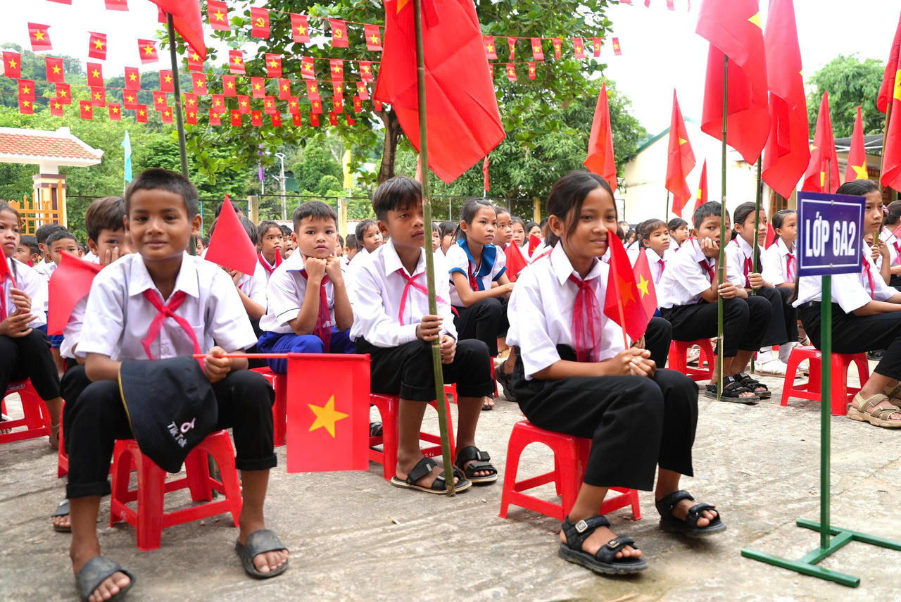 Các em học sinh Trường THCS Đakrông hân hoan trong lễ khai giảng năm học mới.