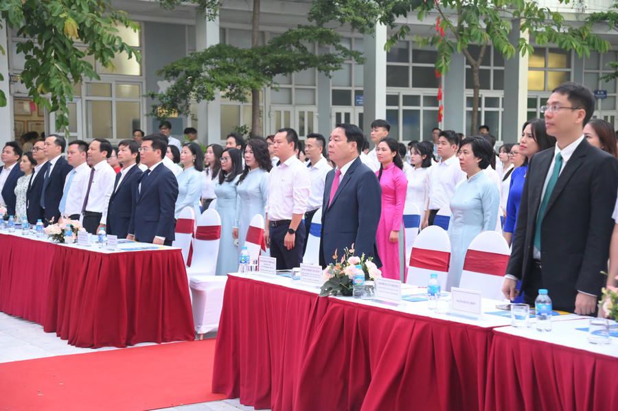 Đại biểu chuẩn bị thực hiện nghi thức chào cờ, dự khai giảng trực tuyến do Bộ GD&ĐT tổ chức.