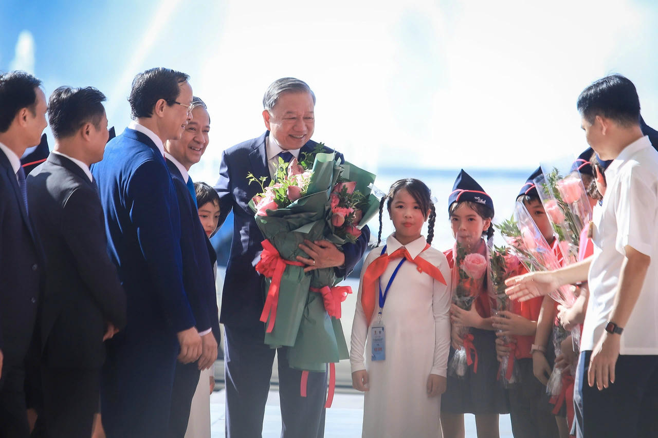 Tổng Bí thư Tô Lâm đang nhận những bó hoa của các cháu học sinh tham gia Lễ kỷ niệm 80 năm truyền thống ngành Giáo dục và khai giảng năm học 2025 – 2026 tại Trung tâm Hội nghị Quốc gia, Hà Nội.