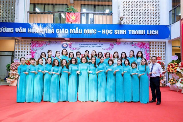 Tập thể cán bộ, giáo viên Trường Tiểu học Chu Văn An A (phường Tây Hồ) trong lễ khai giảng năm học 2025–2026.