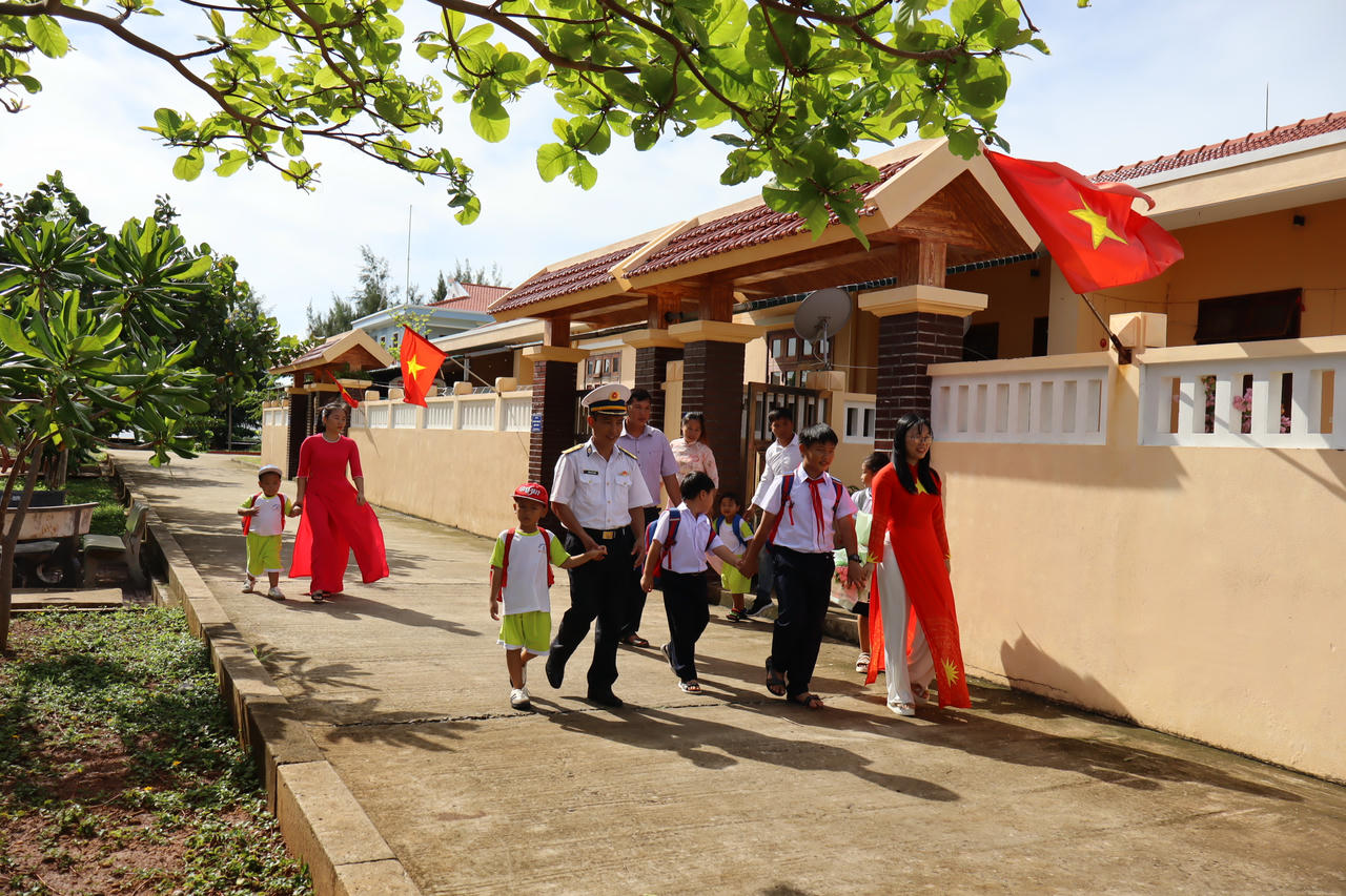 Niềm vui của thầy trò và quân dân trên đảo Đá Tây trong ngày khai giảng năm học mới.