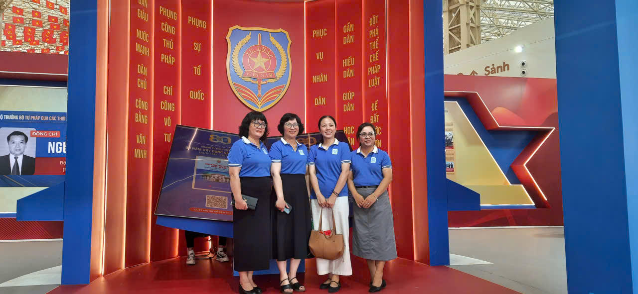 Một số cán bộ của Bộ Khoa học và Công nghệ tham quan triển lãm.