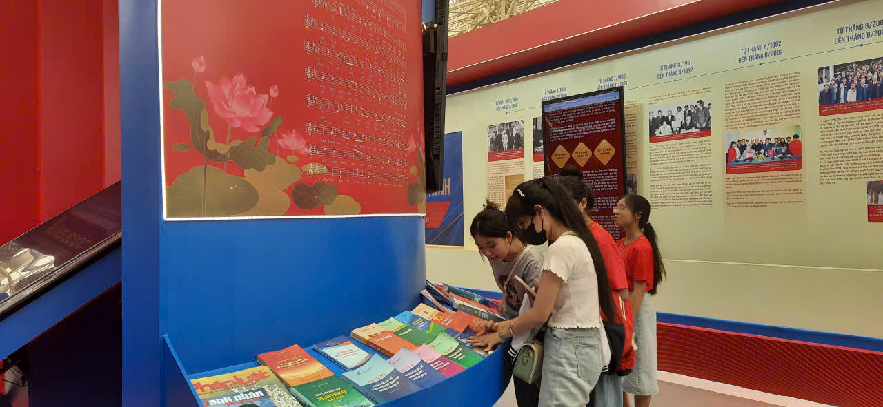 Nhiều bạn trẻ say sưa khám phá những tài liệu về Bộ, ngành Tư pháp.