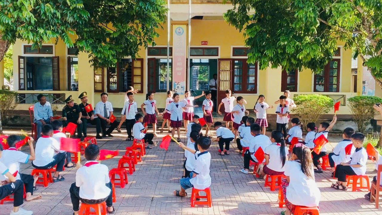 Thầy Lê Ánh Dương - Hiệu trưởng Trường Tiểu học Phú Gia cho biết: “Năm học này, điểm trường ở bản Phú Lâm đón 34 học sinh từ lớp 1 đến lớp 5, trong đó có 2/3 học sinh dân tộc Lào đang theo học.