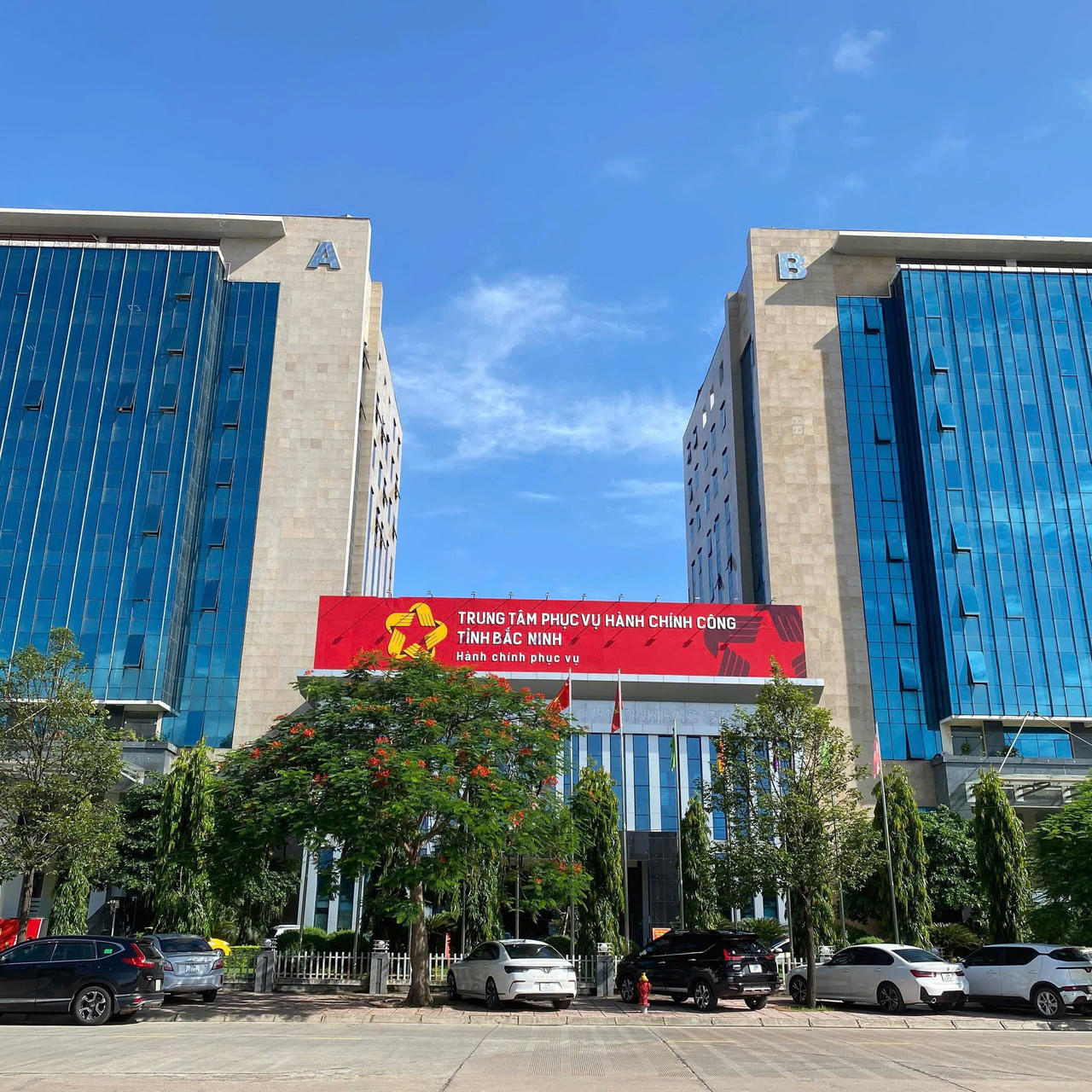 Quyết định cũng yêu cầu các Sở, ban, ngành cử cán bộ trực tiếp tiếp nhận hồ sơ tại Điểm, trên nguyên tắc sử dụng hiệu quả nhân sự hiện có, không làm phát sinh biên chế.