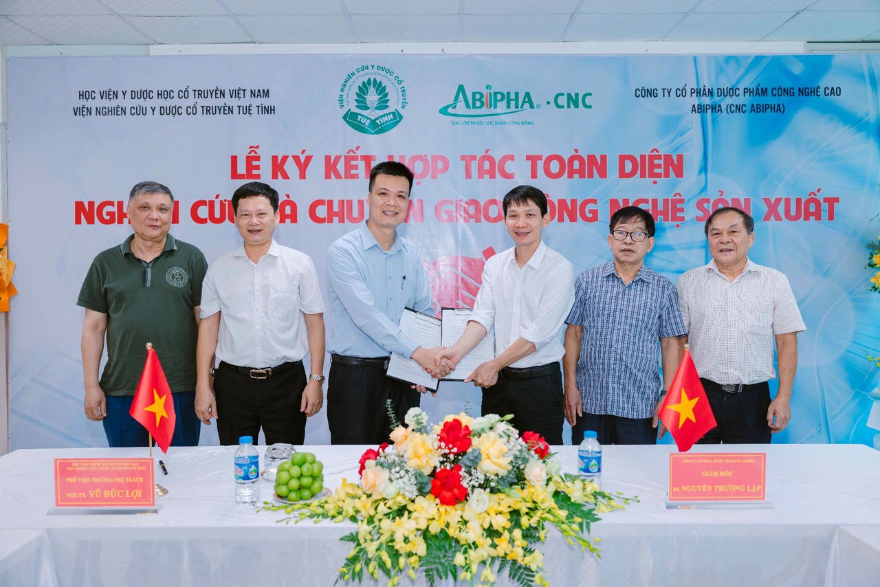 Abipha ký kết hợp tác toàn diện nghiên cứu và chuyển giao công nghệ sản xuất với Viện Nghiên cứu Y Dược Cổ truyền Tuệ Tĩnh