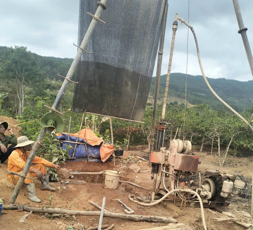 Khoan địa chất đánh giá mức độ sạt trượt tại khu vực gần hồ chứa nước Đông Thanh.