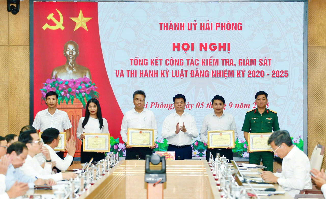  Phó bí thư Thành ủy, Chủ tịch UBND TP Lê Ngọc Châu trao bằng khen tặng các tập thể có thành tích xuất sắc.