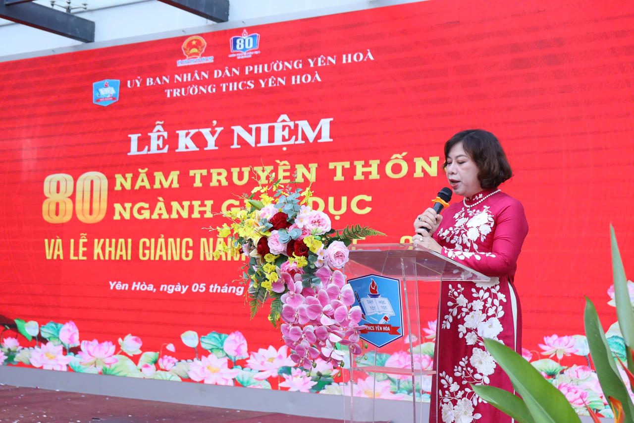 Bà Nguyễn Thị Thu Hằng - Hiệu trưởng trường THCS Yên Hoà phát biểu tại buổi lễ 