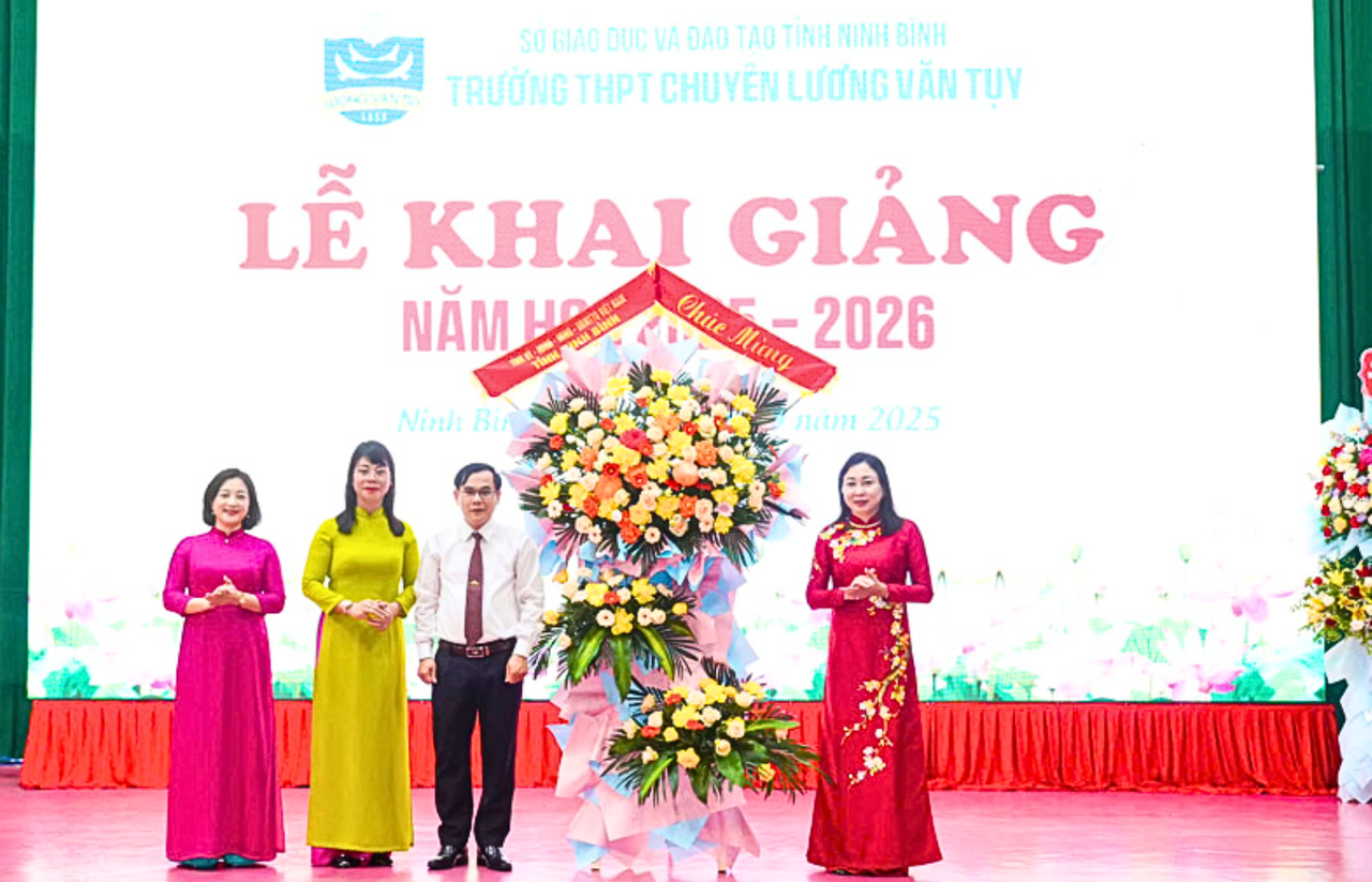 Bà Đinh Thị Lụa - Phó Bí thư Thường trực Tỉnh ủy Ninh Bình tặng hoa chúc mừng Trường THPT chuyên Lương Văn Tụy nhân dịp khai giảng năm học mới (Ảnh: Nguyễn Huy)