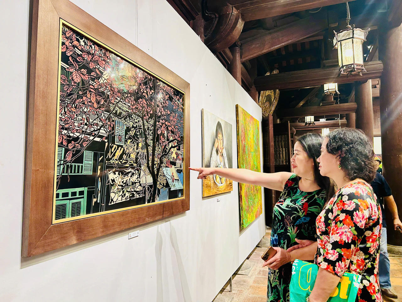 Triển lãm nhấn mạnh vai trò nghệ thuật như một cầu nối văn hóa toàn cầu, góp phần thúc đẩy sự đồng cảm, kết nối giữa các nền văn hóa và cộng đồng (Ảnh: Thùy Dương).